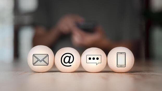 Profesionales de negocios estrechando manos en oficina moderna