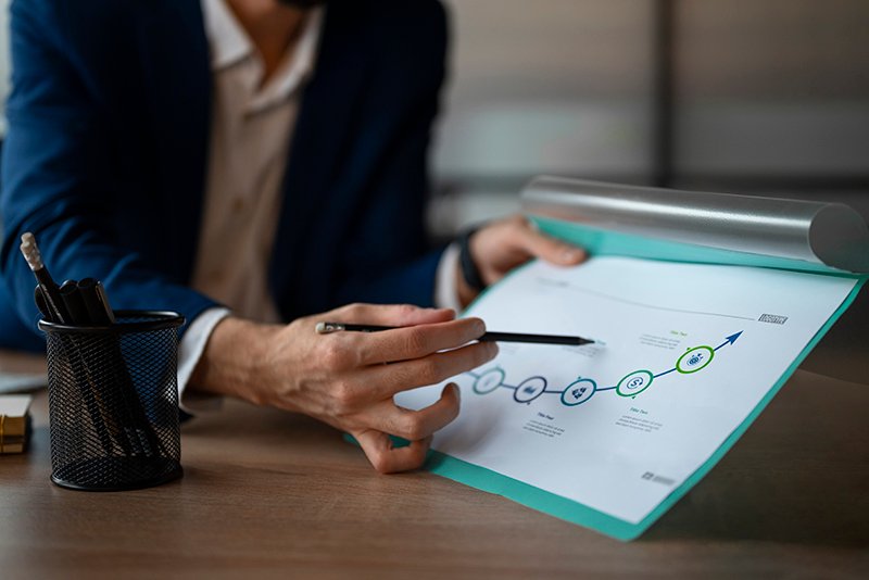 Profesionales de negocios estrechando manos en oficina moderna